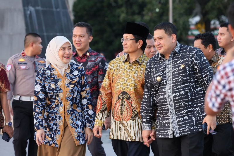 Suasana senja yang memesona di Pantai Losari menjadi latar momen hangat saat Wali Kota Makassar bersama Wakil Wali Kota, Aliyah Mustika Ilham, menyambut kedatangan Menteri Agama Republik Indonesia, Prof. Dr. KH. Nasaruddin Umar. (FOTO:REDAKSI)