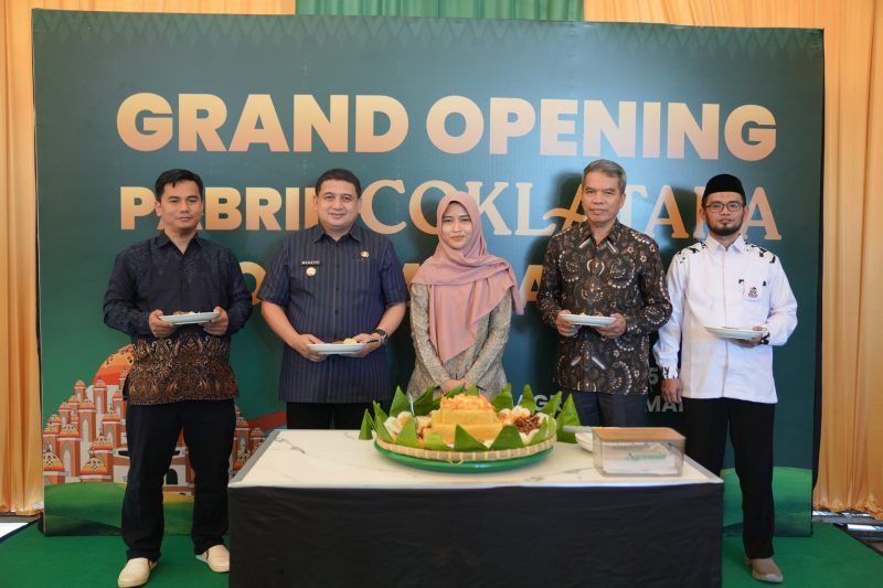 Walikota Makassar, Munafri Arifuddin, bersama Anggota DPRD Kota Makassar dari Fraksi PKS, Andi Hadi Ibrahim Baso, menghadiri peresmian pabrik cokelat PT Agrinesia Raya di Kawasan Industri Makassar (KIMA), Jumat, 25 Juli 2025.(FOTO:HUMAS PEMKOT)