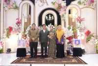 Walikota Makassar, Munafri Arifuddin, menghadiri pernikahan Anggota DPRD Kota Makassar dari Fraksi Partai Golkar, Drs. Arifin Majid, M.M., dengan Inca Amaliah Widyastuti Rachmat, pada Sabtu (26/07/2025).(FOTO:HUMAS PEMKOT)