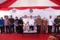 Wali Kota Makassar, Munafri Arifuddin, bersama Wakil Wali Kota Makassar, Aliyah Mustika Ilham, dan perwakilan Kementerian Ketenagakerjaan RI, Prof. Dr. Yassierli, turun langsung memantau penyaluran Bantuan Subsidi Upah (BSU) tahun 2025 di Kantor Pos Makassar pada Sabtu (26/7/2025). (FOTO:HUMAS PEMKOT)