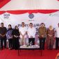 Wali Kota Makassar, Munafri Arifuddin, bersama Wakil Wali Kota Makassar, Aliyah Mustika Ilham, dan perwakilan Kementerian Ketenagakerjaan RI, Prof. Dr. Yassierli, turun langsung memantau penyaluran Bantuan Subsidi Upah (BSU) tahun 2025 di Kantor Pos Makassar pada Sabtu (26/7/2025). (FOTO:HUMAS PEMKOT)