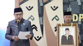Wali Kota Makassar, Munafri Arifuddin, secara langsung memimpin prosesi pelepasan dan menerima jenazah dari pihak keluarga melalui Ketua DPRD, Supratman.(FOTO:IST)