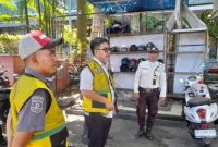 Perumda Parkir Makassar Raya melakukan inspeksi mendadak (sidak) di dua pusat perbelanjaan ternama di Kota Makassar, yakni Mal Ratu Indah (MaRI) dan Trans Studio Mall, Selasa (8/7/2025). (FOTO:IST)