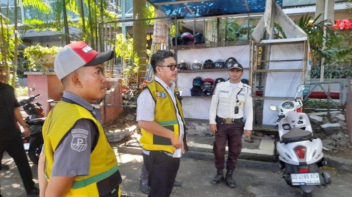 Perumda Parkir Makassar Raya melakukan inspeksi mendadak (sidak) di dua pusat perbelanjaan ternama di Kota Makassar, yakni Mal Ratu Indah (MaRI) dan Trans Studio Mall, Selasa (8/7/2025). (FOTO:IST)
