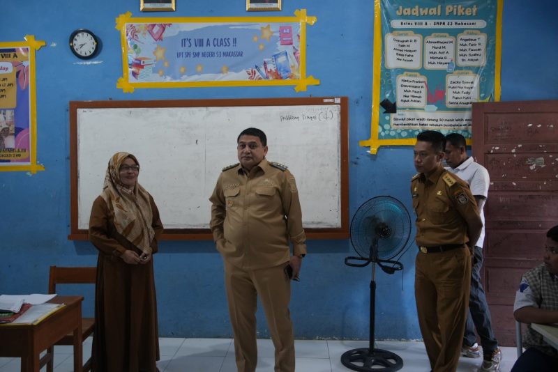 Wali Kota Makassar, Munafri Arifuddin, melakukan inspeksi mendadak (sidak) ke SMP Negeri 53 Makassar yang terletak di Jalan Samiun, Senin (29/7/2025).(FOTO:REDAKSI)