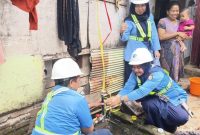 Perumda Air Minum (PDAM) Kota Makassar kembali menunjukkan komitmennya terhadap pelayanan publik dengan melakukan pemasangan sambungan air bersih gratis di Kampung Berua, Kelurahan Pabaeng-Baeng, Kecamatan Tamalate, pada Senin, 30 Juni 2025. (FOTO:IST)