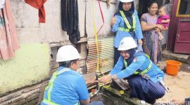 Perumda Air Minum (PDAM) Kota Makassar kembali menunjukkan komitmennya terhadap pelayanan publik dengan melakukan pemasangan sambungan air bersih gratis di Kampung Berua, Kelurahan Pabaeng-Baeng, Kecamatan Tamalate, pada Senin, 30 Juni 2025. (FOTO:IST)