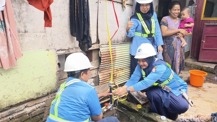 Perumda Air Minum (PDAM) Kota Makassar kembali menunjukkan komitmennya terhadap pelayanan publik dengan melakukan pemasangan sambungan air bersih gratis di Kampung Berua, Kelurahan Pabaeng-Baeng, Kecamatan Tamalate, pada Senin, 30 Juni 2025. (FOTO:IST)
