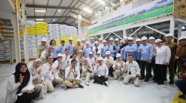 Wali Kota Makassar, Munafri Arifuddin, mendampingi Ketua Komisi IV DPR RI, Titiek Soeharto, meninjau langsung gudang penyimpanan dan unit pengolahan beras di Perum Bulog Makassar, Senin (11/08/2025).FOTO:HUMAS PEMKOT