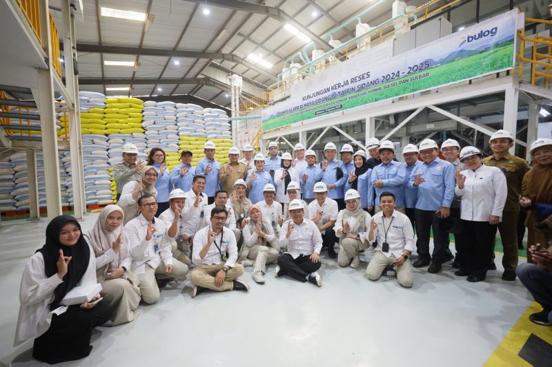 Wali Kota Makassar, Munafri Arifuddin, mendampingi Ketua Komisi IV DPR RI, Titiek Soeharto, meninjau langsung gudang penyimpanan dan unit pengolahan beras di Perum Bulog Makassar, Senin (11/08/2025).FOTO:HUMAS PEMKOT