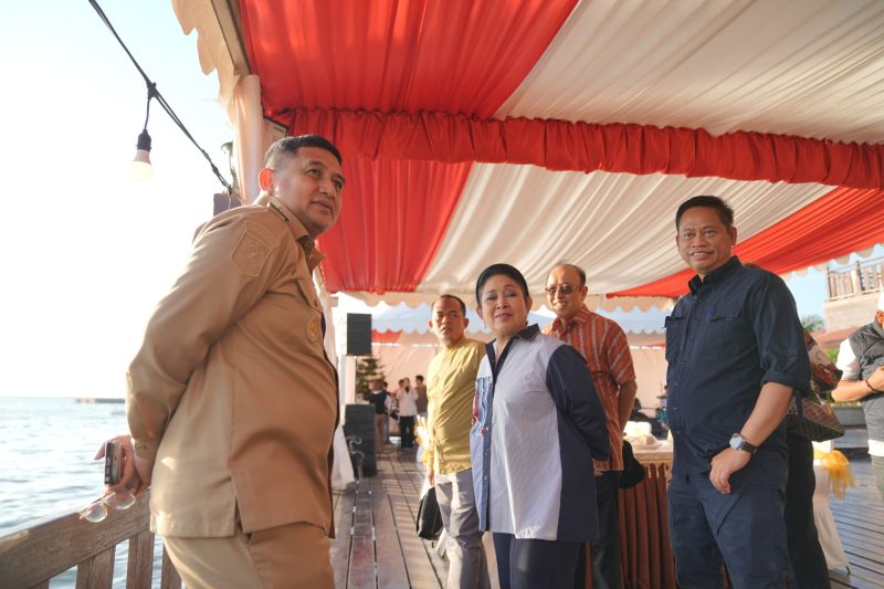 Walikota Makassar Sambut Titiek Soeharto dan Menteri Pertanian di Sunset Sailing Phinisi.(FOTO:HUMAS PEMKOT)