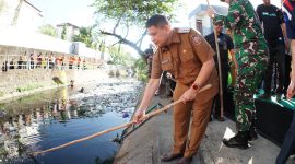 Walikota Makassar, Munafri Arifuddin, memimpin langsung kegiatan bersih-bersih Kanal Sinrijala pada Selasa (12/08/2025).(FOTO:HUMAS PEMKOT)