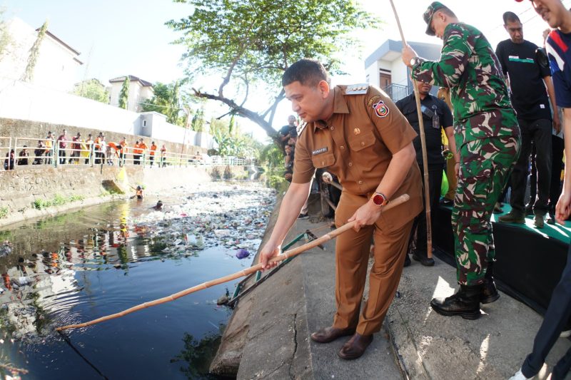 Walikota Makassar, Munafri Arifuddin, memimpin langsung kegiatan bersih-bersih Kanal Sinrijala pada Selasa (12/08/2025).(FOTO:HUMAS PEMKOT)
