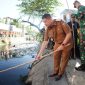 Walikota Makassar, Munafri Arifuddin, memimpin langsung kegiatan bersih-bersih Kanal Sinrijala pada Selasa (12/08/2025).(FOTO:HUMAS PEMKOT)