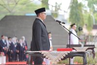 Ketua DPRD Kota Makassar, Supratman, berkesempatan membacakan naskah Proklamasi Kemerdekaan RI di hadapan peserta upacara dan masyarakat yang hadir.(FOTO:HUMAS PEMKOT)