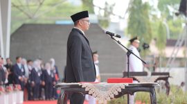 Ketua DPRD Kota Makassar, Supratman, berkesempatan membacakan naskah Proklamasi Kemerdekaan RI di hadapan peserta upacara dan masyarakat yang hadir.(FOTO:HUMAS PEMKOT)