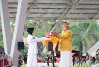 Ribuan warga hadir menyaksikan prosesi penurunan bendera merah putih yang dipimpin langsung oleh Wali Kota Makassar, Munafri Arifuddin.(FOTO:HUMAS PEMKOT)