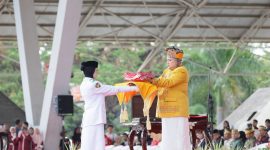 Ribuan warga hadir menyaksikan prosesi penurunan bendera merah putih yang dipimpin langsung oleh Wali Kota Makassar, Munafri Arifuddin.(FOTO:HUMAS PEMKOT)