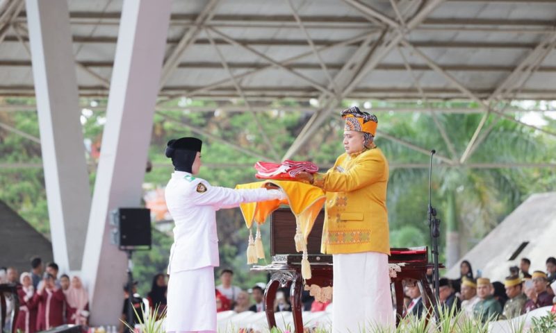 Ribuan warga hadir menyaksikan prosesi penurunan bendera merah putih yang dipimpin langsung oleh Wali Kota Makassar, Munafri Arifuddin.(FOTO:HUMAS PEMKOT)