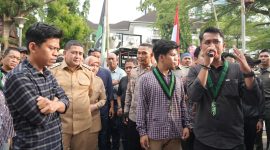 Walikota Makassar, Munafri Arifuddin bersama Wakil Walikota Aliyah Mustika, menemui mahasiswa Himpunan Mahasiswa Islam (HMI) Cabang Makassar yang tengah menyampaikan aspirasi di depan Kantor Balai Kota, Senin (15/9/2025).(FOTO:HUMAS PEMKOT)