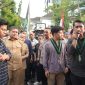 Walikota Makassar, Munafri Arifuddin bersama Wakil Walikota Aliyah Mustika, menemui mahasiswa Himpunan Mahasiswa Islam (HMI) Cabang Makassar yang tengah menyampaikan aspirasi di depan Kantor Balai Kota, Senin (15/9/2025).(FOTO:HUMAS PEMKOT)