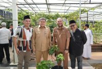 Wali Kota Makassar, Munafri Arifuddin, bersama warga Bukit Baruga secara resmi melaunching Gerakan Urban Farming sekaligus meresmikan Buku Makassar Urban Farming pada Senin (15/09/2025).(FOTO:HUMAS PEMKOT)