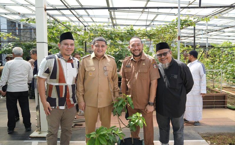 Wali Kota Makassar, Munafri Arifuddin, bersama warga Bukit Baruga secara resmi melaunching Gerakan Urban Farming sekaligus meresmikan Buku Makassar Urban Farming pada Senin (15/09/2025).(FOTO:HUMAS PEMKOT)