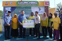 Walikota Makassar, Munafri Arifuddin, menyerahkan bantuan lima unit gerobak kepada pedagang bunga di kawasan TPU Dadi, Rabu (17/09/2025). (FOTO:HUMAS PEMKOT)