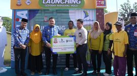 Walikota Makassar, Munafri Arifuddin, menyerahkan bantuan lima unit gerobak kepada pedagang bunga di kawasan TPU Dadi, Rabu (17/09/2025). (FOTO:HUMAS PEMKOT)