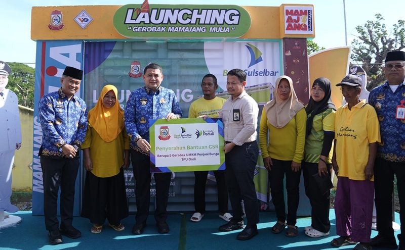 Walikota Makassar, Munafri Arifuddin, menyerahkan bantuan lima unit gerobak kepada pedagang bunga di kawasan TPU Dadi, Rabu (17/09/2025). (FOTO:HUMAS PEMKOT)