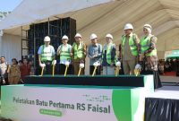 Wali Kota Makassar, Munafri Arifuddin, mendampingi Wakil Presiden RI ke-10 dan ke-12, Jusuf Kalla, pada acara peletakan batu pertama pembangunan gedung baru Rumah Sakit Islam Faisal di Jalan AP Pettarani, Makassar, Senin (22/9/2025).(FOTO:HUMAS PEMKOT)
