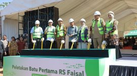 Wali Kota Makassar, Munafri Arifuddin, mendampingi Wakil Presiden RI ke-10 dan ke-12, Jusuf Kalla, pada acara peletakan batu pertama pembangunan gedung baru Rumah Sakit Islam Faisal di Jalan AP Pettarani, Makassar, Senin (22/9/2025).(FOTO:HUMAS PEMKOT)