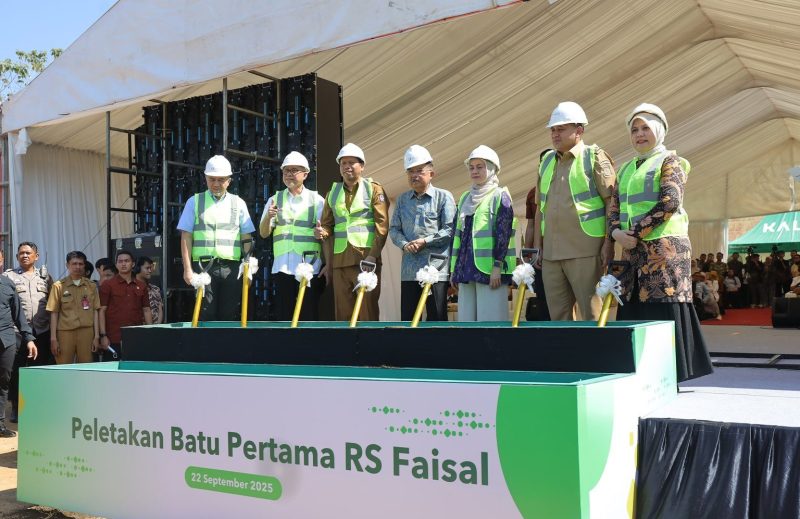 Wali Kota Makassar, Munafri Arifuddin, mendampingi Wakil Presiden RI ke-10 dan ke-12, Jusuf Kalla, pada acara peletakan batu pertama pembangunan gedung baru Rumah Sakit Islam Faisal di Jalan AP Pettarani, Makassar, Senin (22/9/2025).(FOTO:HUMAS PEMKOT)