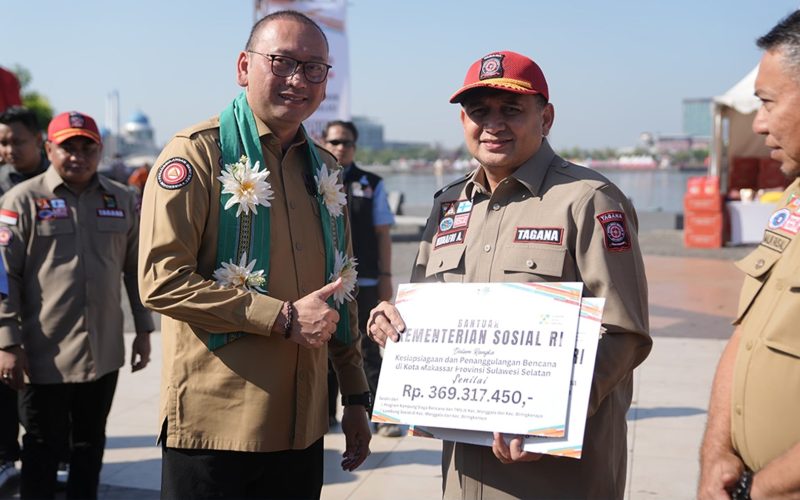 Walikota Makassar, Munafri Arifuddin, bersama Sekretaris Jenderal Kementerian Sosial RI, Robben Rico, meresmikan pembentukan Kampung Siaga Bencana (KSB) di Kota Makassar, Minggu (21/09/2025).(FOTO:HUMAS PEMKOT)