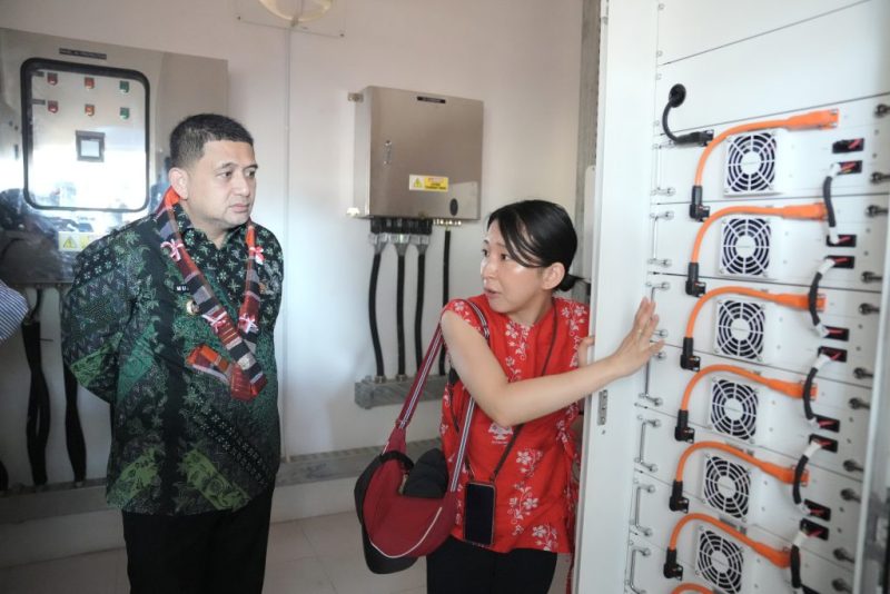 Wali Kota Makassar, Munafri Arifuddin, meninjau langsung progres pembangunan pabrik es di Pulau Barrang Lompo, Kecamatan Kepulauan Sangkarrang, Jumat (19/9/2025).(FOTO:HUMAS PEMKOT)