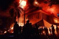 Kantor Sekretariat DPRD Kota Makassar dibakar massa pada 29 Agutus 2025.(FOTO:IST)