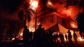 Kantor Sekretariat DPRD Kota Makassar dibakar massa pada 29 Agutus 2025.(FOTO:IST)