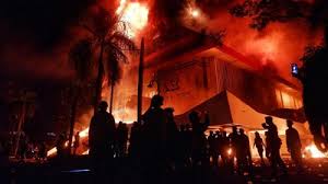Kantor Sekretariat DPRD Kota Makassar dibakar massa pada 29 Agutus 2025.(FOTO:IST)