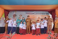 Wali Kota Munafri Arifuddin kembali dilakukan dengan menyalurkan bantuan seragam sekolah gratis untuk ratusan siswa SD dan SMP di Pulau Kodingareng, Kecamatan Sangkarrang. (FOTO:HUMAS PEMKOT)
