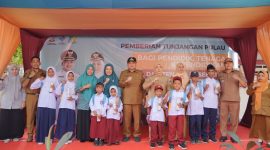 Wali Kota Munafri Arifuddin kembali dilakukan dengan menyalurkan bantuan seragam sekolah gratis untuk ratusan siswa SD dan SMP di Pulau Kodingareng, Kecamatan Sangkarrang. (FOTO:HUMAS PEMKOT)
