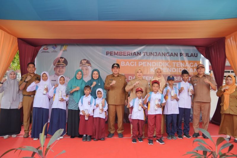 Wali Kota Munafri Arifuddin kembali dilakukan dengan menyalurkan bantuan seragam sekolah gratis untuk ratusan siswa SD dan SMP di Pulau Kodingareng, Kecamatan Sangkarrang. (FOTO:HUMAS PEMKOT)
