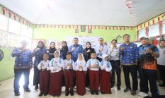 Program Seragam Gratis Berlanjut, Munafri Salurkan Seragam, Tas, dan Tumbler untuk Siswa SD