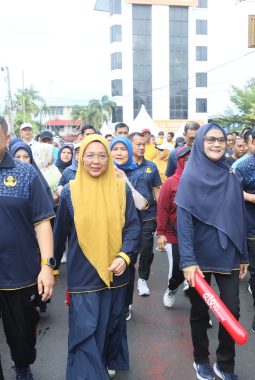 31 Ribu Warga Meriahkan Jalan Santai HUT Korpri dan HUT ke-418 Kota Makassar di Anjungan Losari